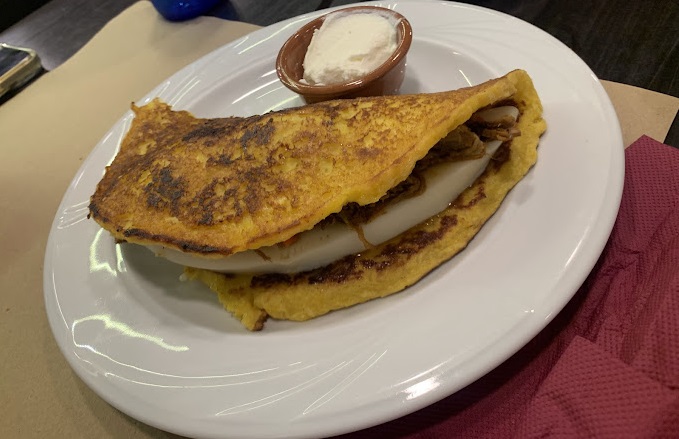 Cachapa con queso y mechada