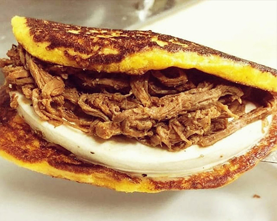 Cachapa con queso y mechada